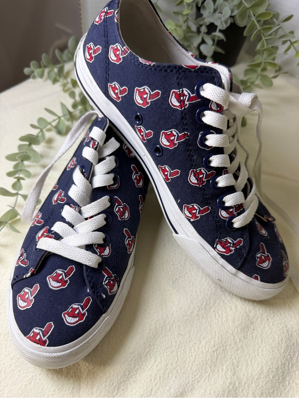 Row One Cleveland Indians MLB Canvas Sneakers Women’s 7.5
